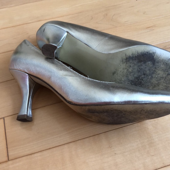 CHANGE by Charles David Leather Gold shoes.  Mid-height heels. - Picture 4 of 6